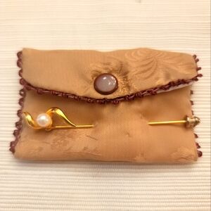 PEARL LAPEL PIN WITH GIFT BAG